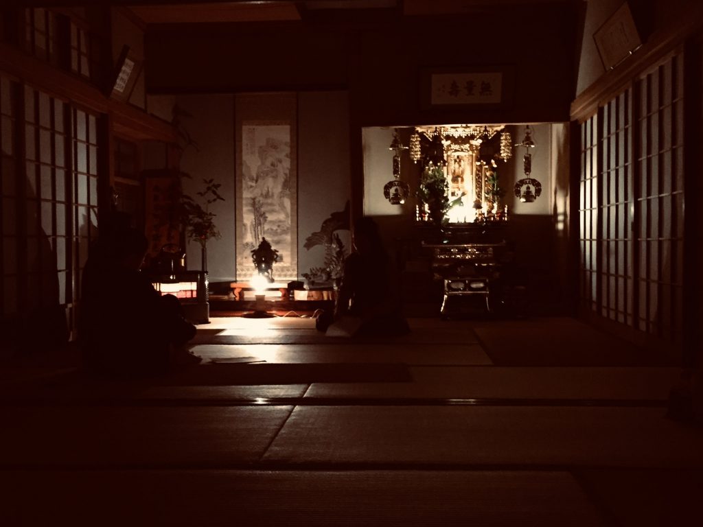 夜ヨガの雰囲気